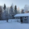 Saunamökki lumisessa maisemassa