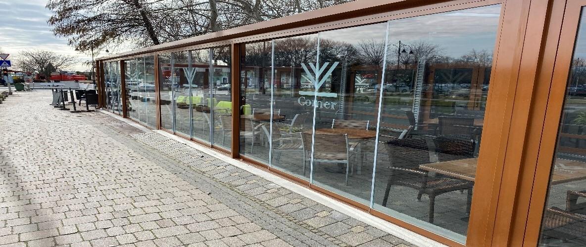 Pystypuitteeton terassilasiseinä julkisessa tilassa
