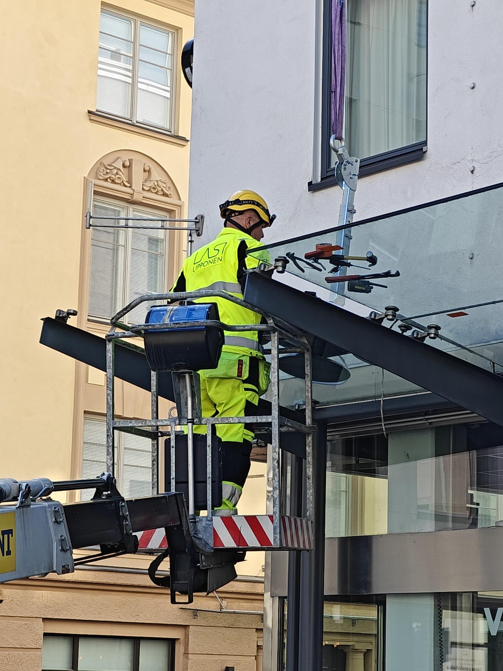 Ravintolan lippalasin asennus nostokorista käsin